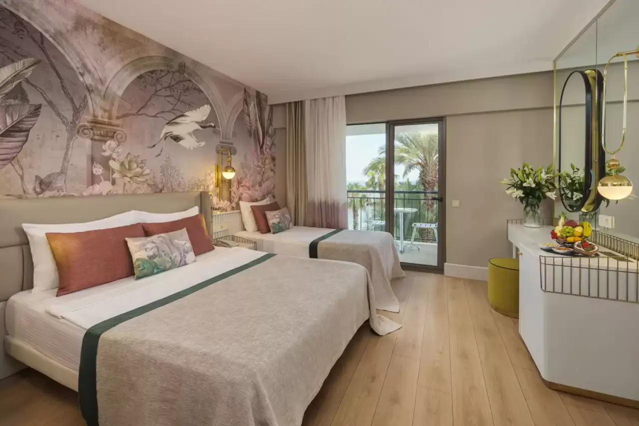 Bahçe & Deniz Manzaralı Flora Mercan